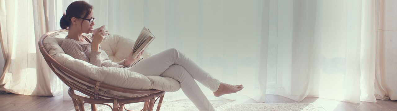 mujer-sentada-butaca-relax.jpg Weber Peru